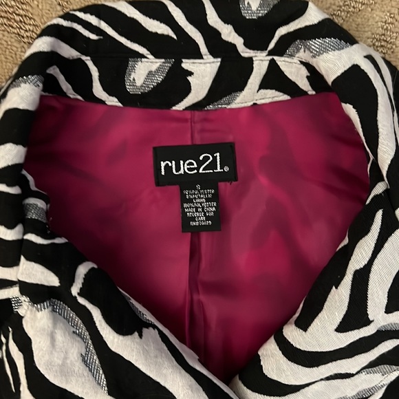 Like new double breasted zebra/silver print pea coat.92% poly, 8% metallic.Sz S - Picture 2 of 5